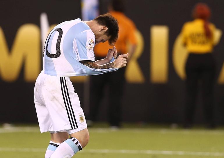 Messi tinha anunciado a retirada em 2016, mas voltou atrás. Acabara de perder a final da Copa América de 2016 frente ao Chile, a quarta final consecutiva falhada com a camisola 'albiceleste', depois do Mundial 2014 e das Copas Américas de 2007 e 2015