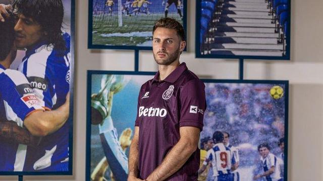 Santiago Gimenez com a camisola alternativa dos dragões - Foto: FC Porto