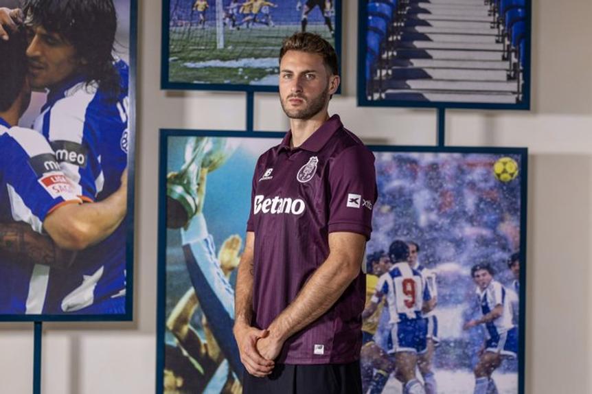Santiago Giménez com a camisola alternativa dos dragões - Foto: FC Porto