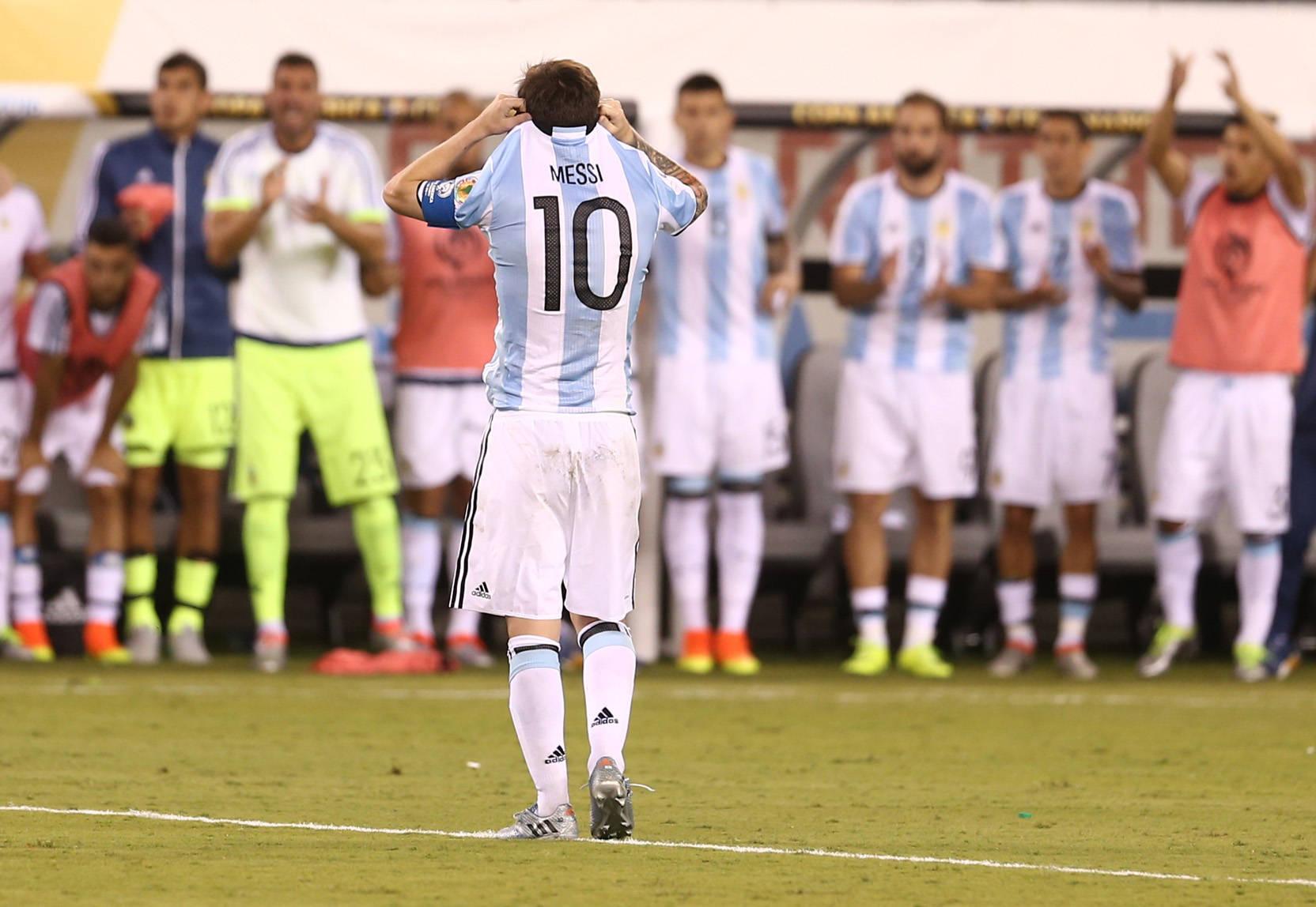 Messi tinha anunciado a retirada em 2016, mas voltou atrás. Acabara de perder a final da Copa América de 2016 frente ao Chile, a quarta final consecutiva falhada com a camisola 'albiceleste', depois do Mundial 2014 e das Copas Américas de 2007 e 2015