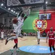 Afundanço de Neemias Queta      - Foto: FIBA