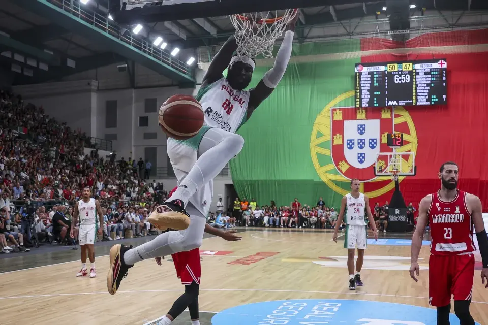 Afundanço de Neemias Queta      - Foto: FIBA