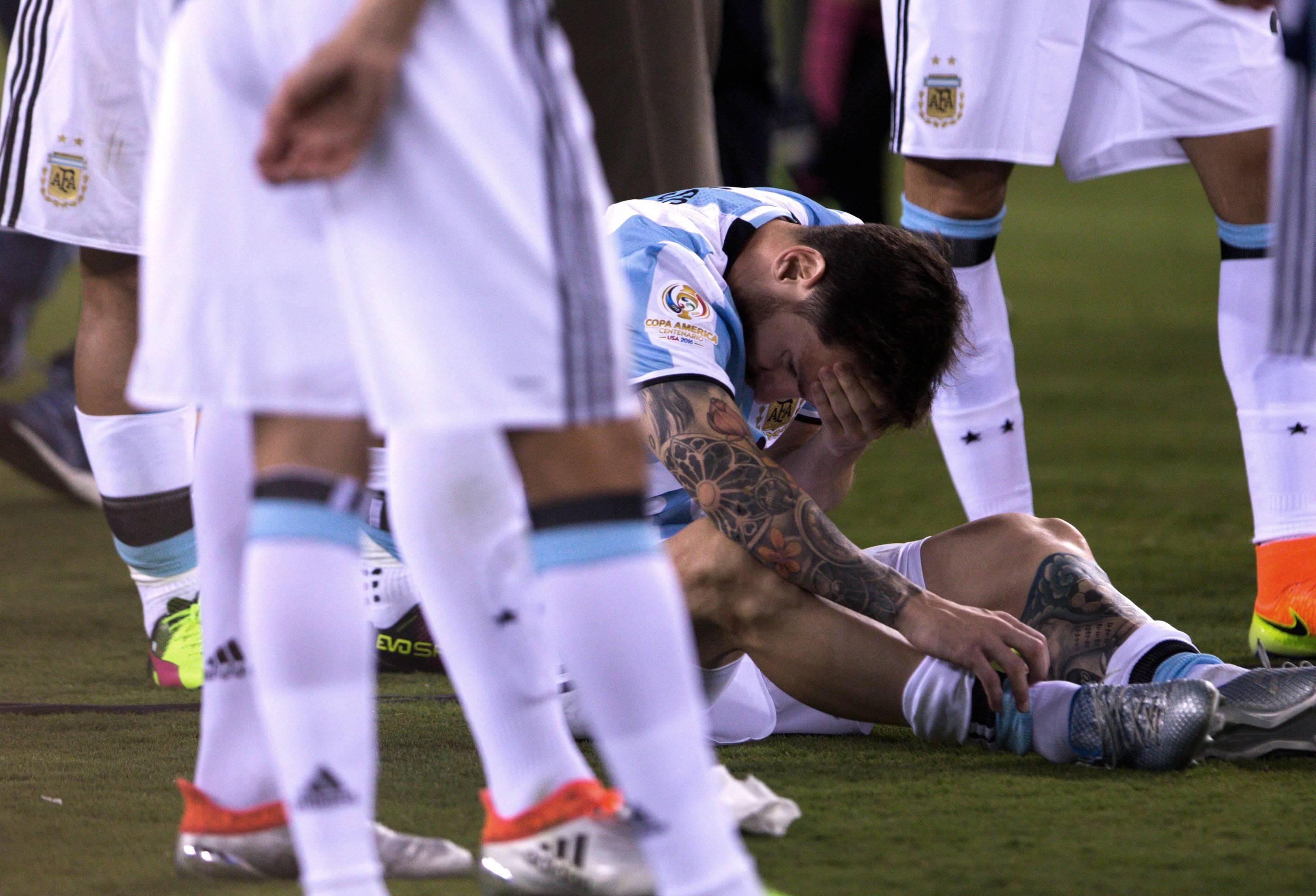Messi tinha anunciado a retirada em 2016, mas voltou atrás. Acabara de perder a final da Copa América de 2016 frente ao Chile, a quarta final consecutiva falhada com a camisola 'albiceleste', depois do Mundial 2014 e das Copas Américas de 2007 e 2015
