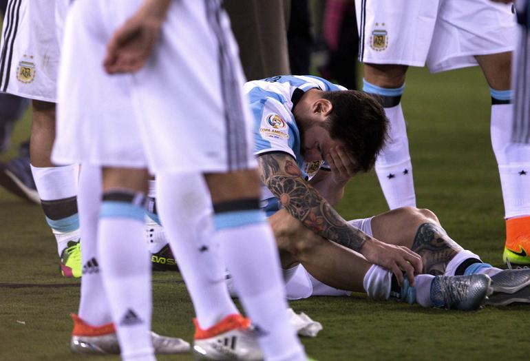 Messi tinha anunciado a retirada em 2016, mas voltou atrás. Acabara de perder a final da Copa América de 2016 frente ao Chile, a quarta final consecutiva falhada com a camisola 'albiceleste', depois do Mundial 2014 e das Copas Américas de 2007 e 2015