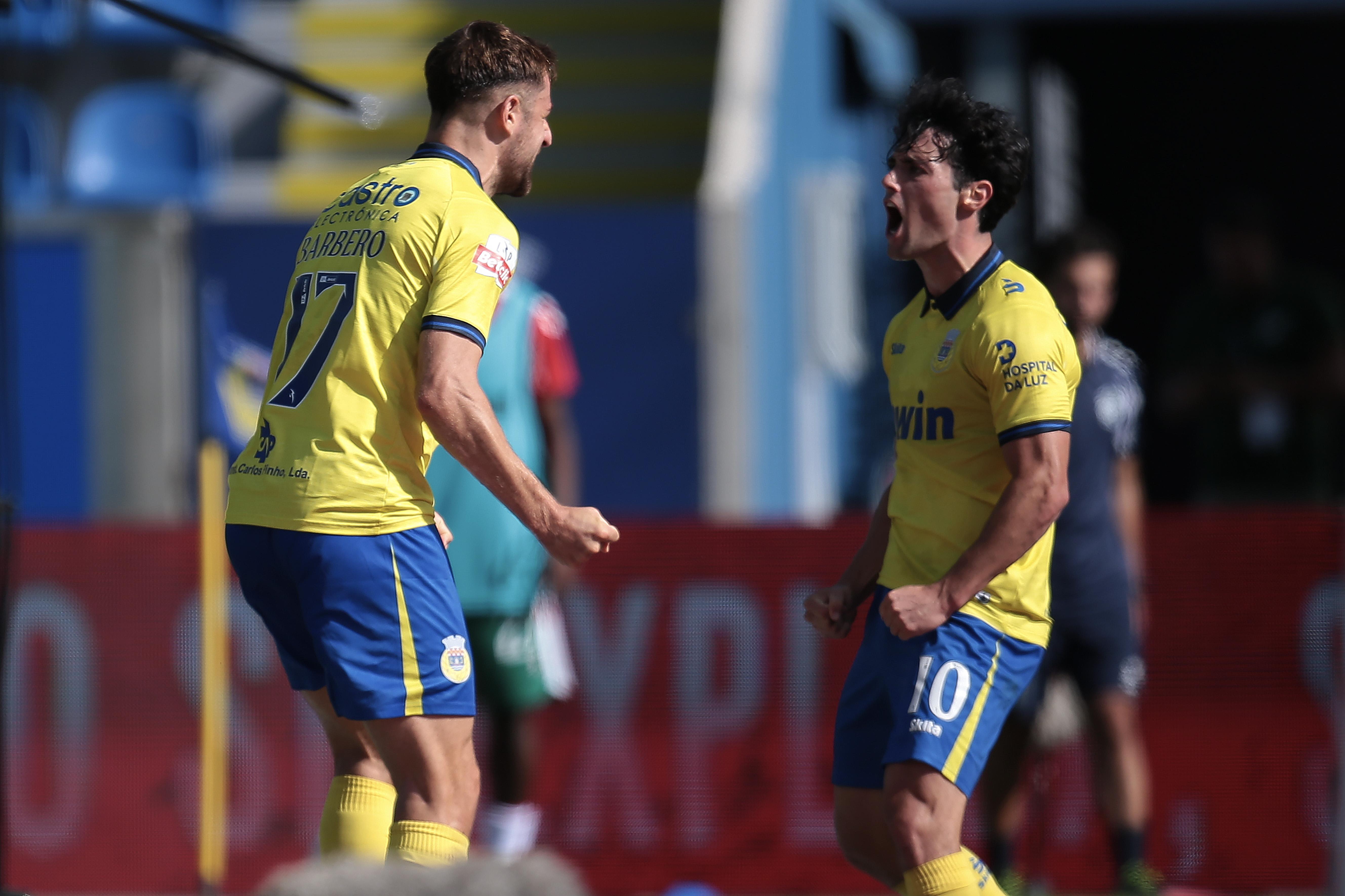 Iván Barbero (à esquerda) agradece a assistência de Pablo Gozálbez (à direita) para o golo da vitória do Arouca frente ao Marítimo — Foto: Manuel Fernando Araújo/LUSA