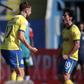 Iván Barbero (à esquerda) agradece a assistência de Pablo Gozálbez (à direita) para o golo da vitória do Arouca frente ao Marítimo — Foto: Manuel Fernando Araújo/LUSA