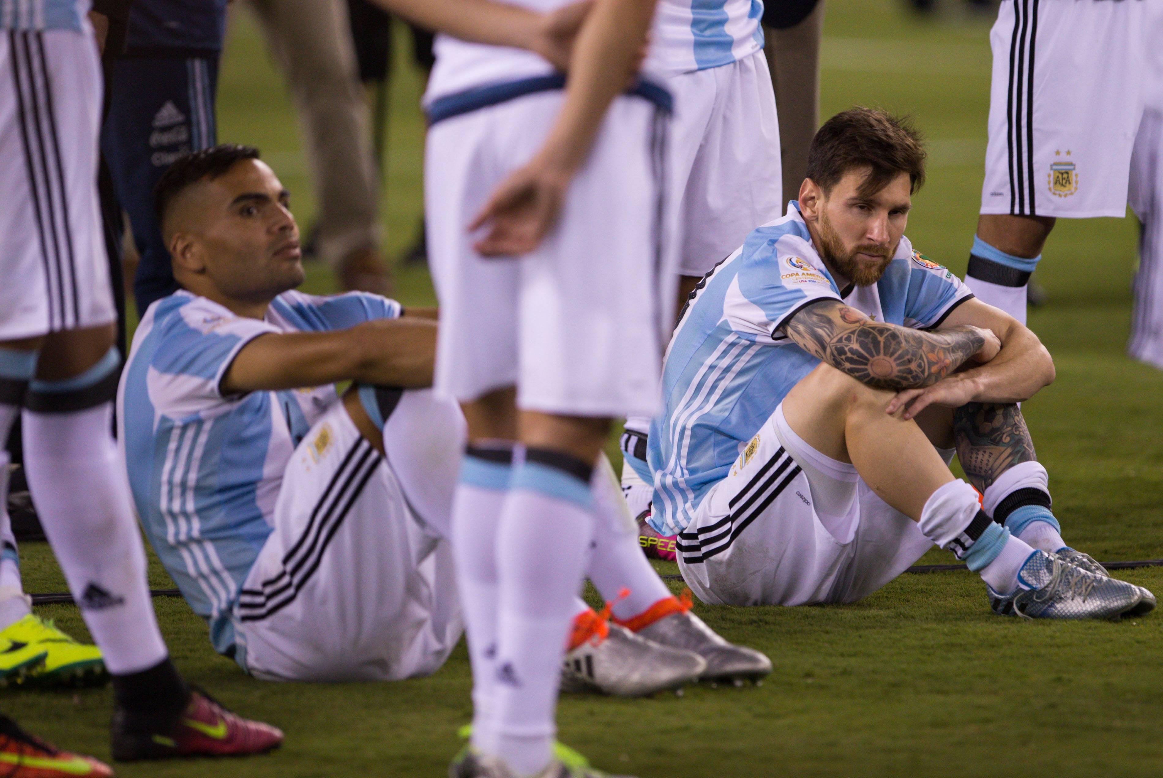 Messi tinha anunciado a retirada em 2016, mas voltou atrás. Acabara de perder a final da Copa América de 2016 frente ao Chile, a quarta final consecutiva falhada com a camisola 'albiceleste', depois do Mundial 2014 e das Copas Américas de 2007 e 2015