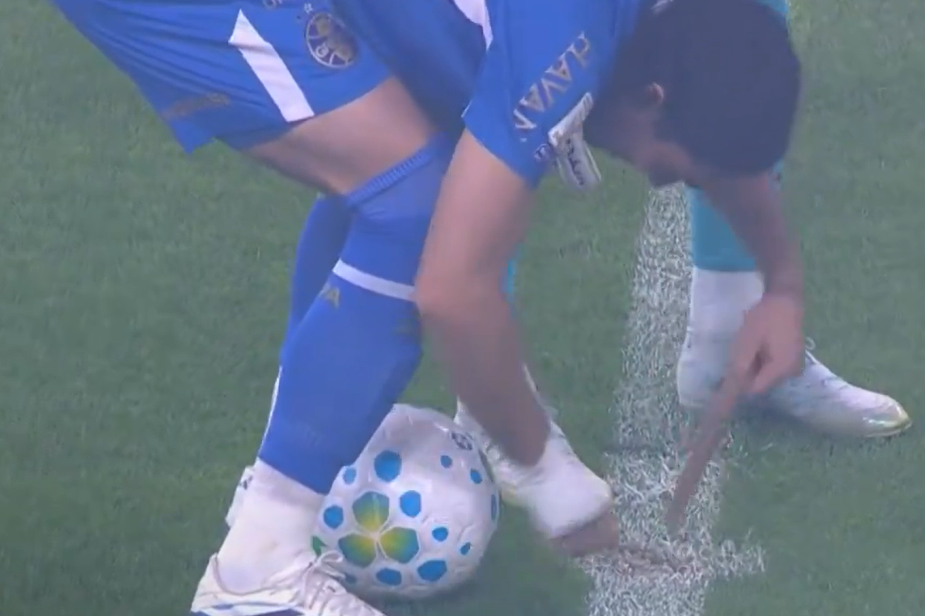 Cano estava enterrado na marca central do terreno de jogo da Arena de Porto Alegre