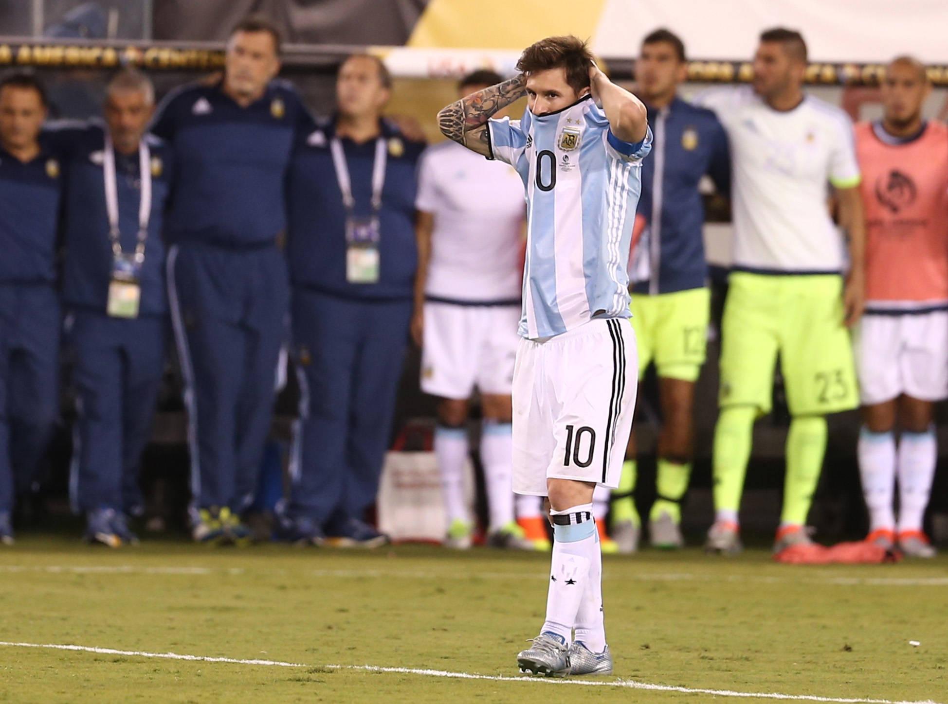 Messi tinha anunciado a retirada em 2016, mas voltou atrás. Acabara de perder a final da Copa América de 2016 frente ao Chile, a quarta final consecutiva falhada com a camisola 'albiceleste', depois do Mundial 2014 e das Copas Américas de 2007 e 2015