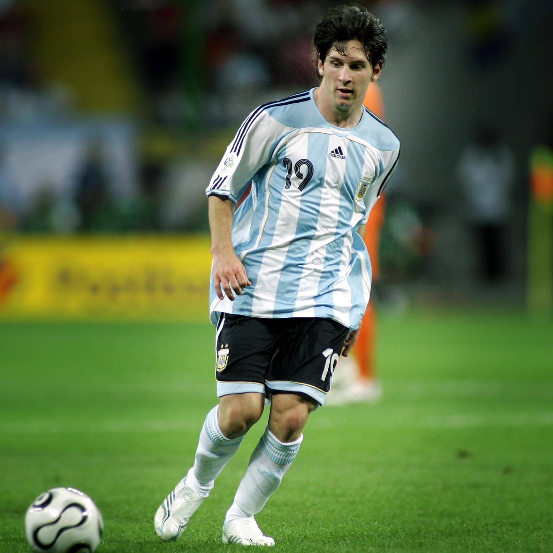 Messi estreou-se em Mundiais a 16 de junho de 2006 na goleada diante da Sérvia e Montenegro, por 6-0. Entrou e marcou