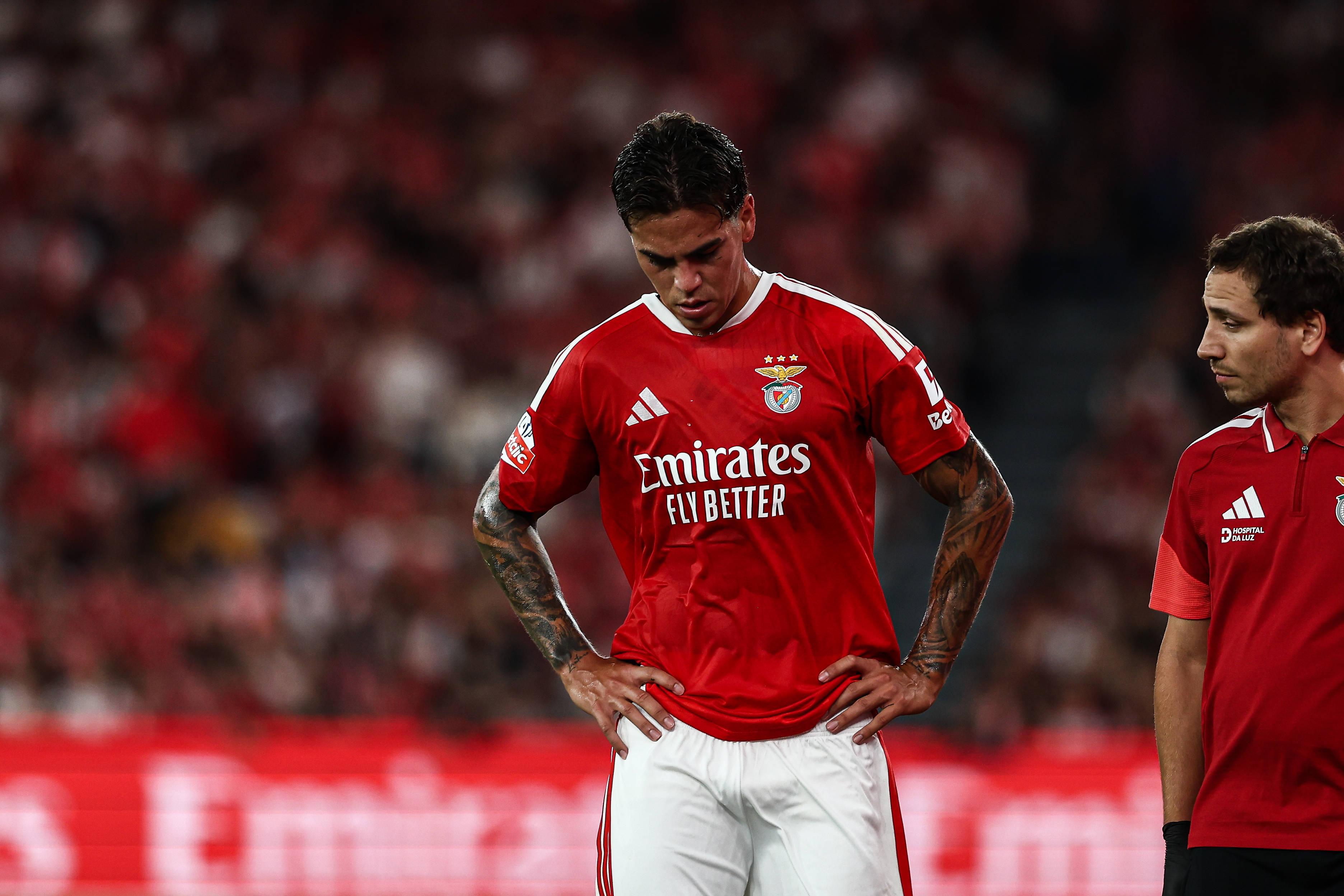 Enzo Barrenechea saiu lesionado