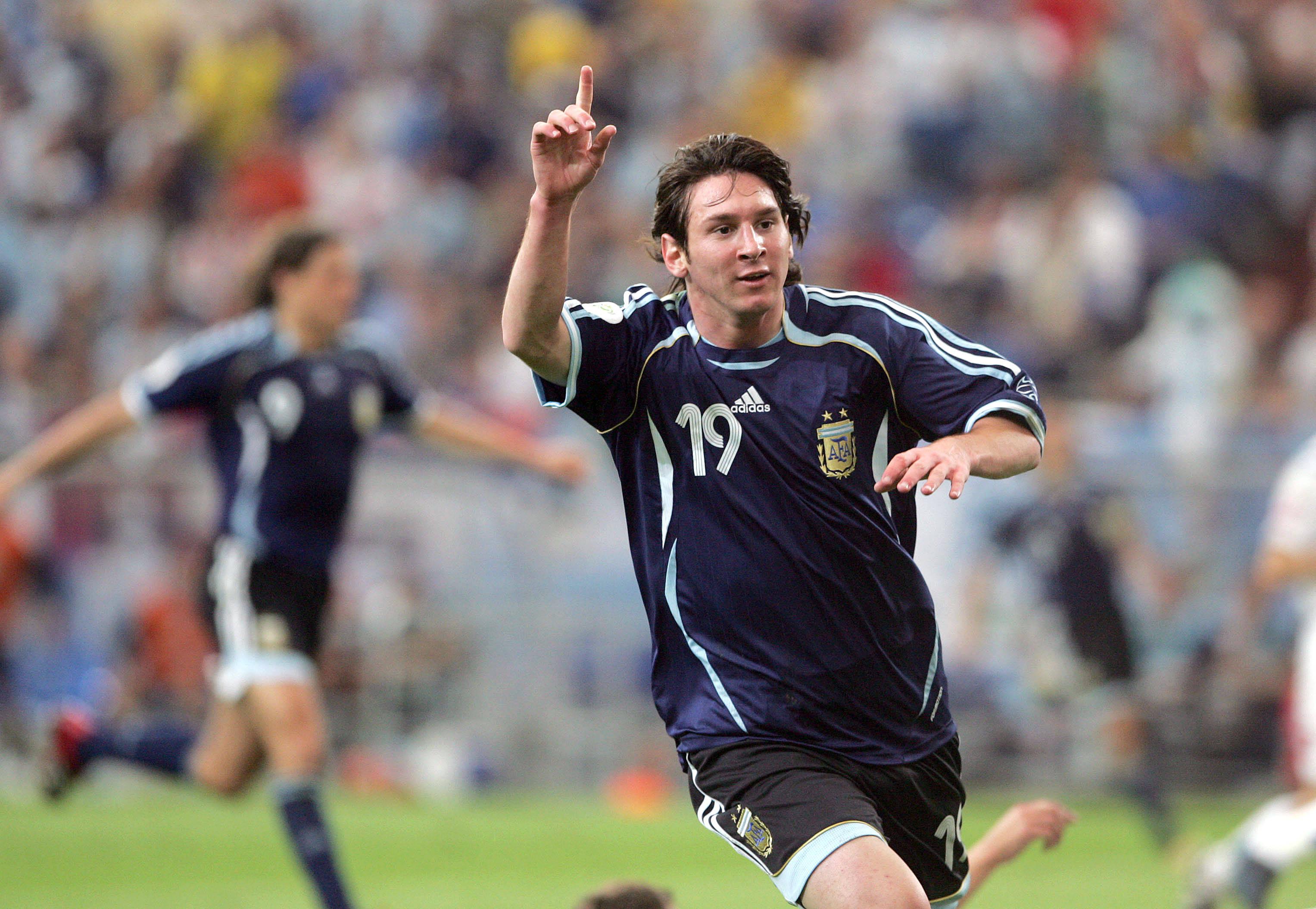 Messi estreou-se em Mundiais a 16 de junho de 2006 na goleada diante da Sérvia e Montenegro, por 6-0. Entrou e marcou