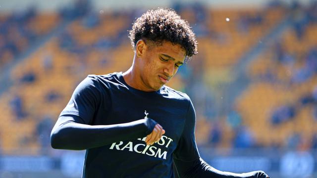 Souza acompanhado dos pais na chegada ao Porto