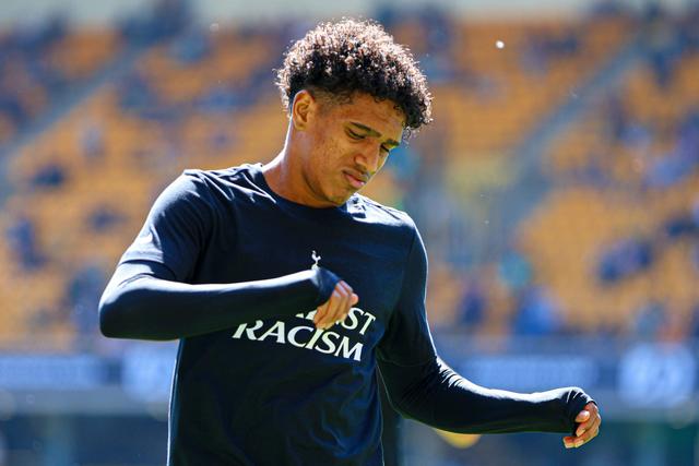 Souza acompanhado dos pais na chegada ao Porto