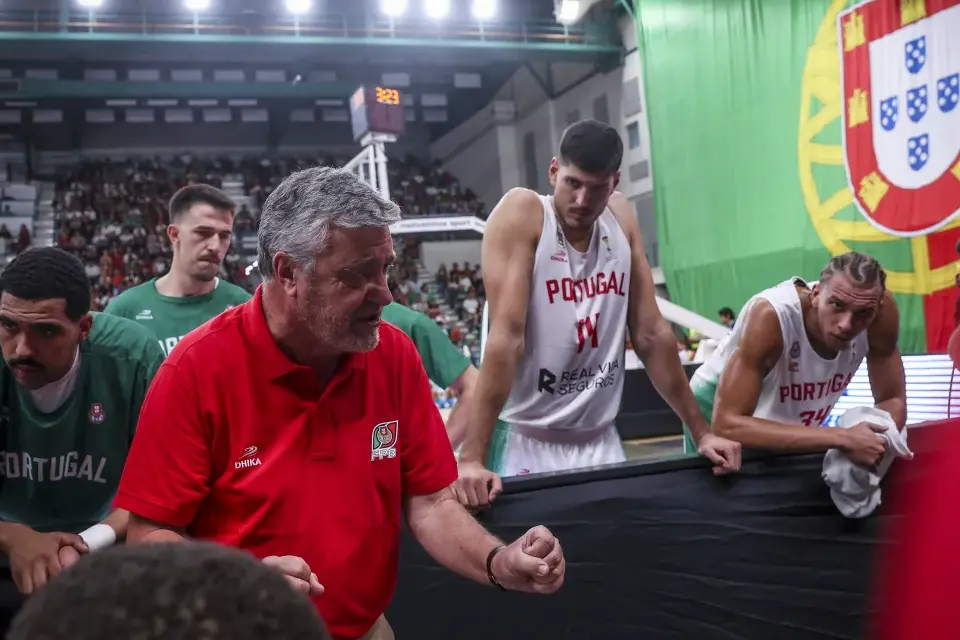 Mário Gomes bem tentou resolver as coisas nos descontos de tempo mas não conseguiu    Fotografia FIBA