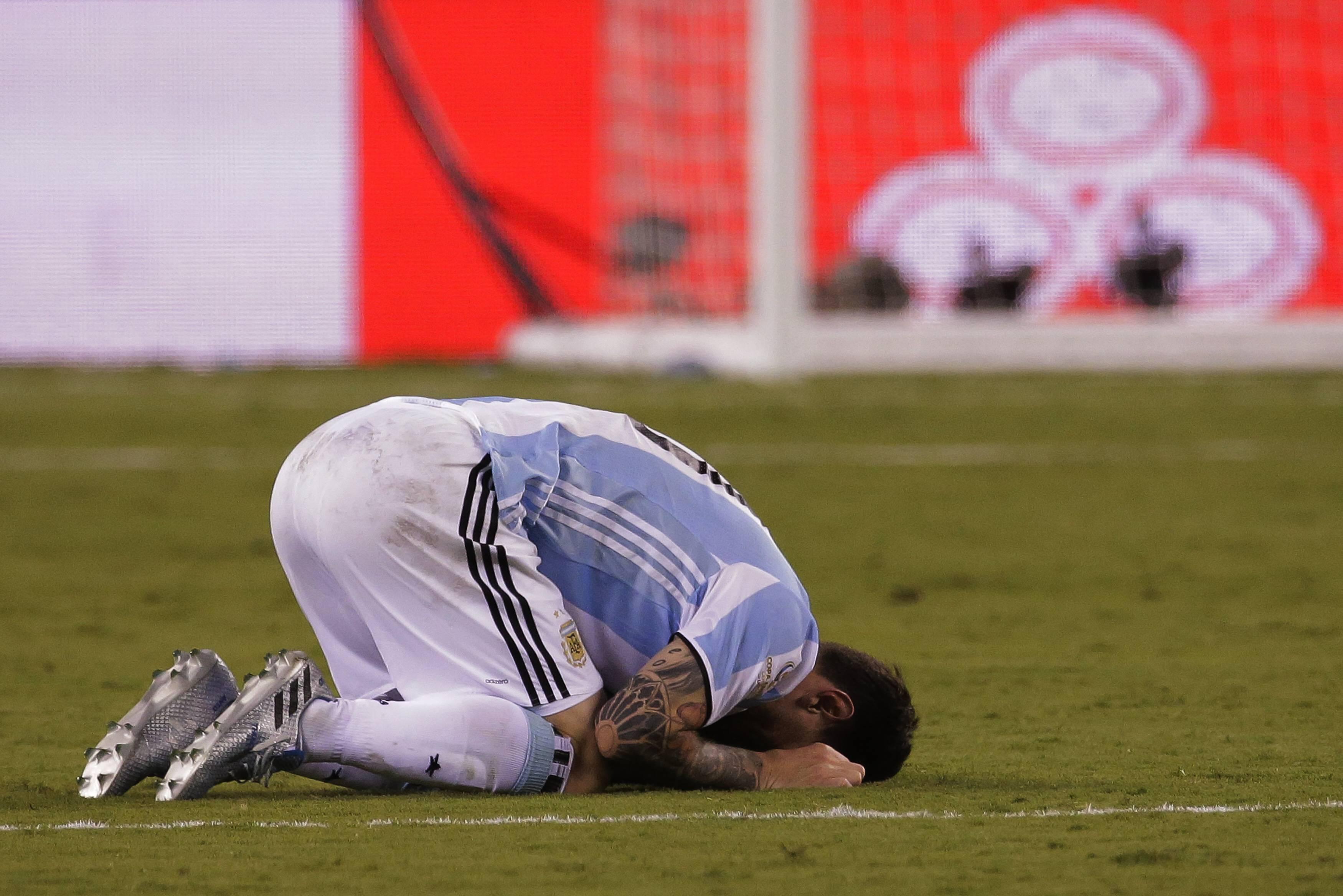 Messi tinha anunciado a retirada em 2016, mas voltou atrás. Acabara de perder a final da Copa América de 2016 frente ao Chile, a quarta final consecutiva falhada com a camisola 'albiceleste', depois do Mundial 2014 e das Copas Américas de 2007 e 2015