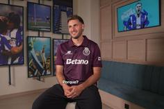 O «estranho ídolo» de Santiago Giménez jogou no FC Porto: é Maniche!