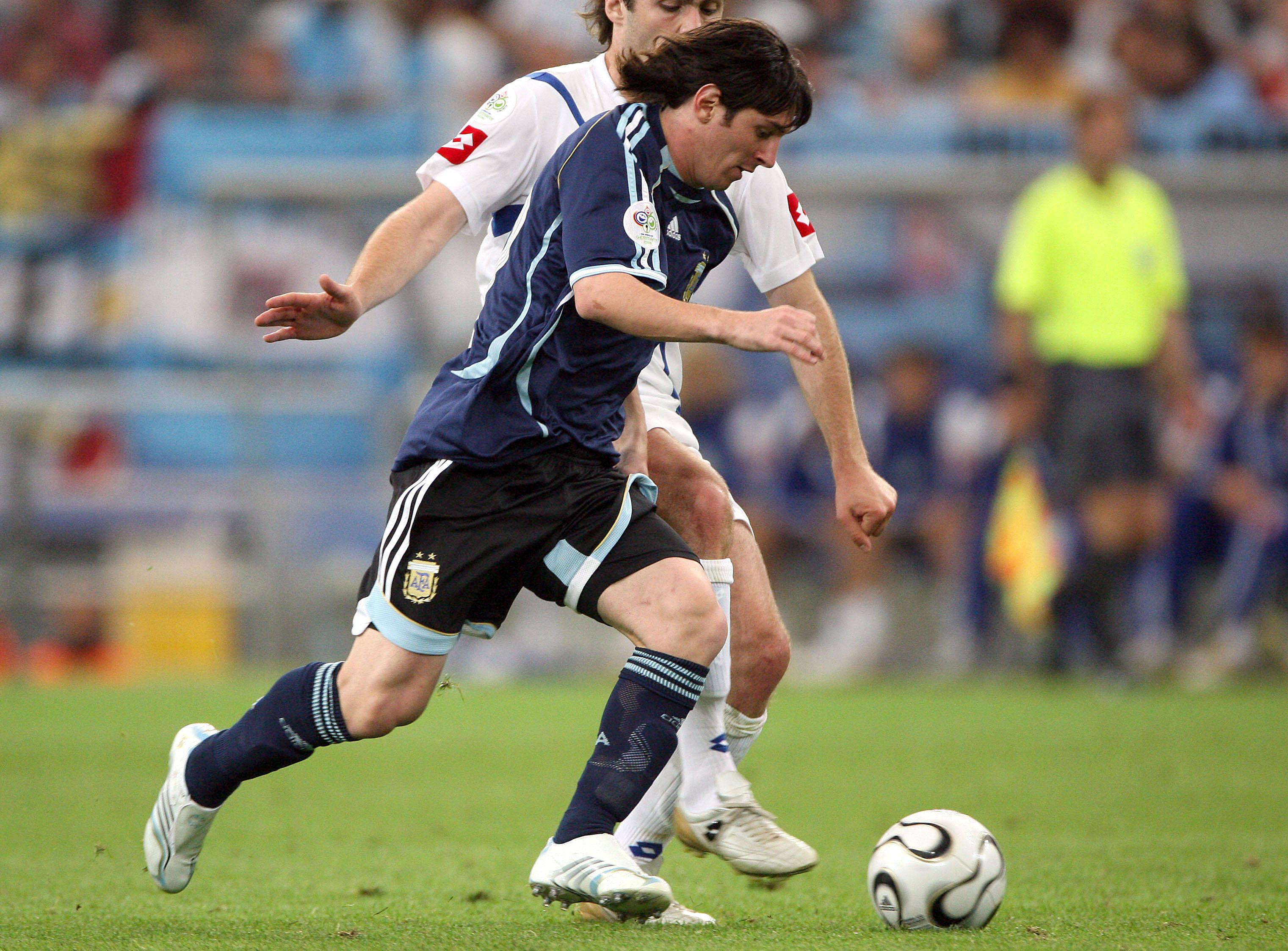 Messi estreou-se em Mundiais a 16 de junho de 2006 na goleada diante da Sérvia e Montenegro, por 6-0. Entrou e marcou