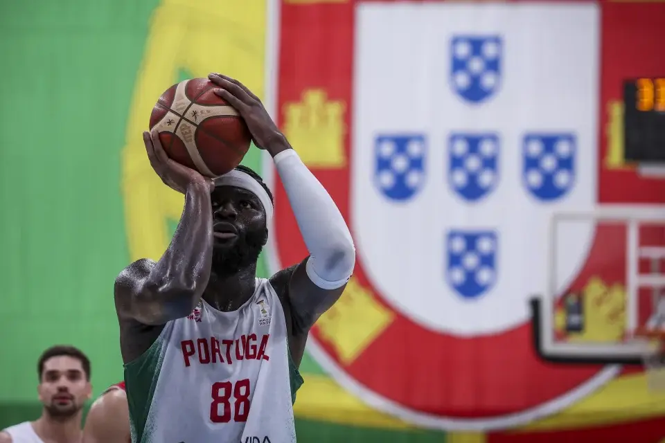 Neemias apenas falhou dois de dez lançamentos de campo e obteve 4/6 de lance livres      Fotografia FIBA