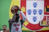Neemias apenas falhou dois de dez lançamentos de campo e obteve 4/6 de lance livres      Fotografia FIBA