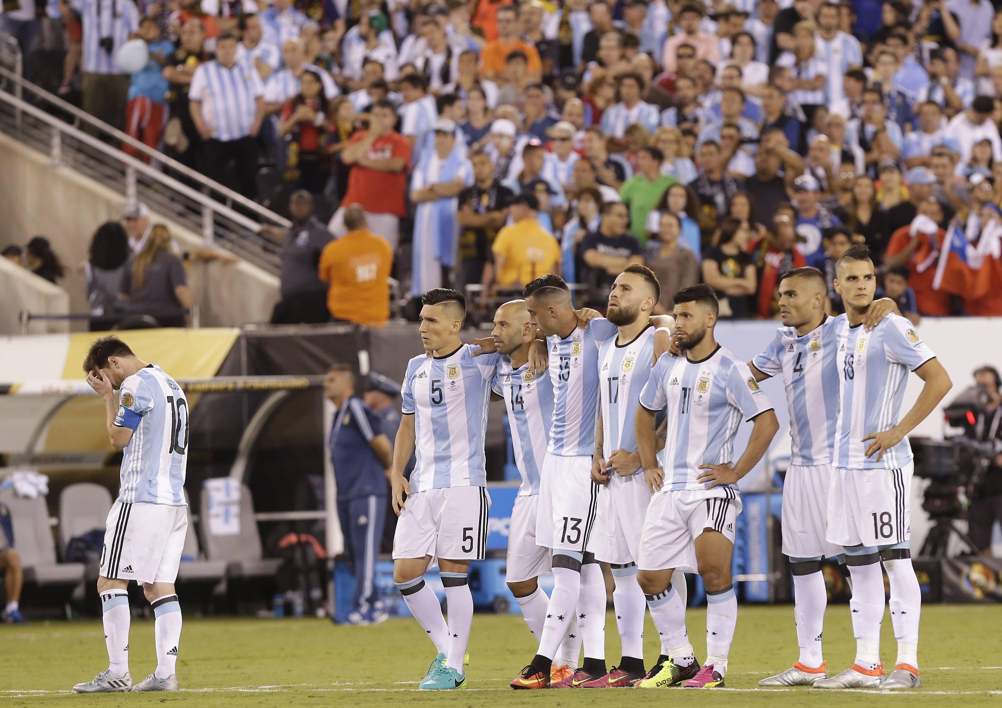 Messi tinha anunciado a retirada em 2016, mas voltou atrás. Acabara de perder a final da Copa América de 2016 frente ao Chile, a quarta final consecutiva falhada com a camisola 'albiceleste', depois do Mundial 2014 e das Copas Américas de 2007 e 2015