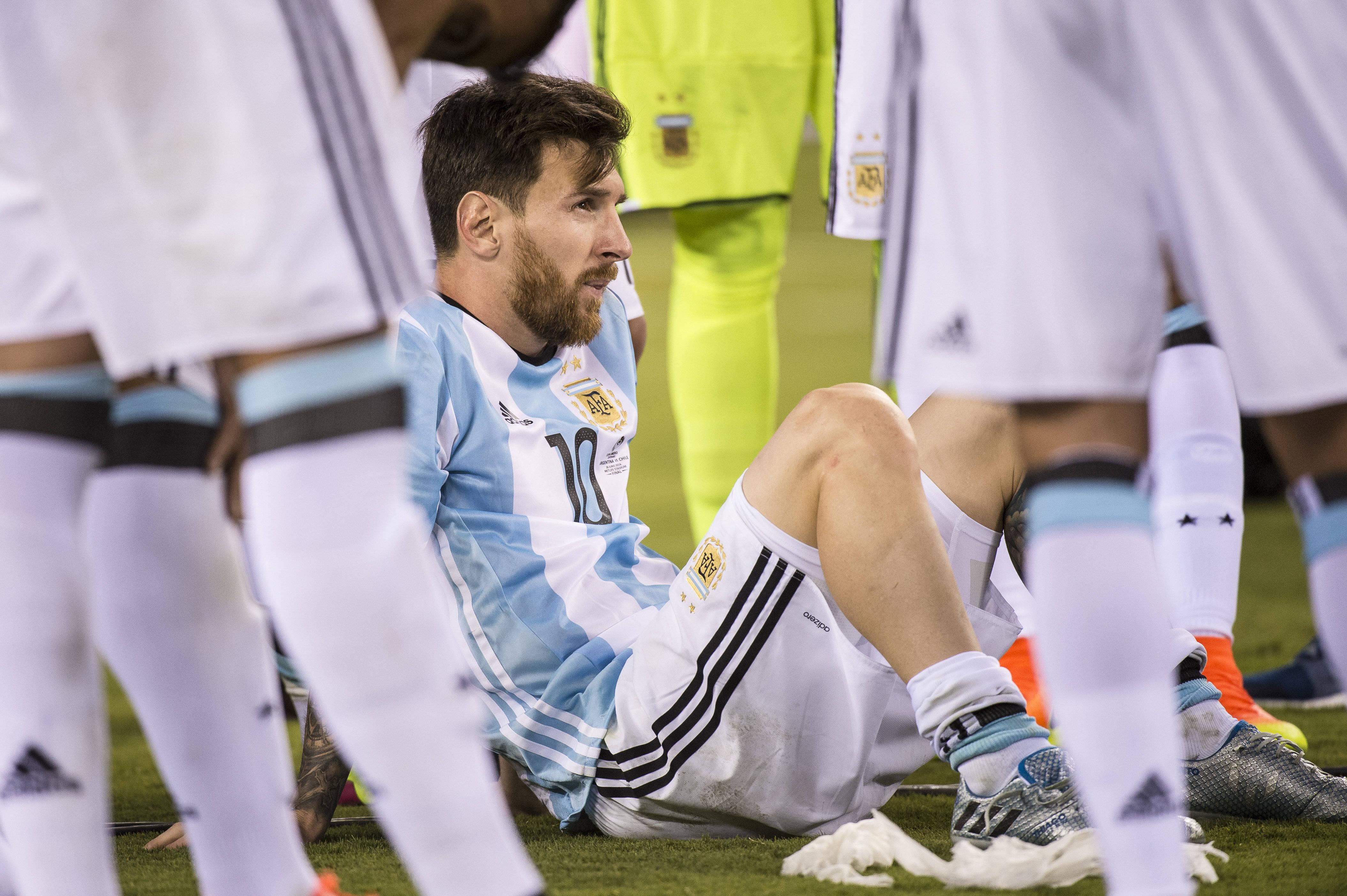 Messi tinha anunciado a retirada em 2016, mas voltou atrás. Acabara de perder a final da Copa América de 2016 frente ao Chile, a quarta final consecutiva falhada com a camisola 'albiceleste', depois do Mundial 2014 e das Copas Américas de 2007 e 2015