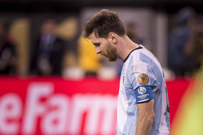 Messi tinha anunciado a retirada em 2016, mas voltou atrás. Acabara de perder a final da Copa América de 2016 frente ao Chile, a quarta final consecutiva falhada com a camisola 'albiceleste', depois do Mundial 2014 e das Copas Américas de 2007 e 2015