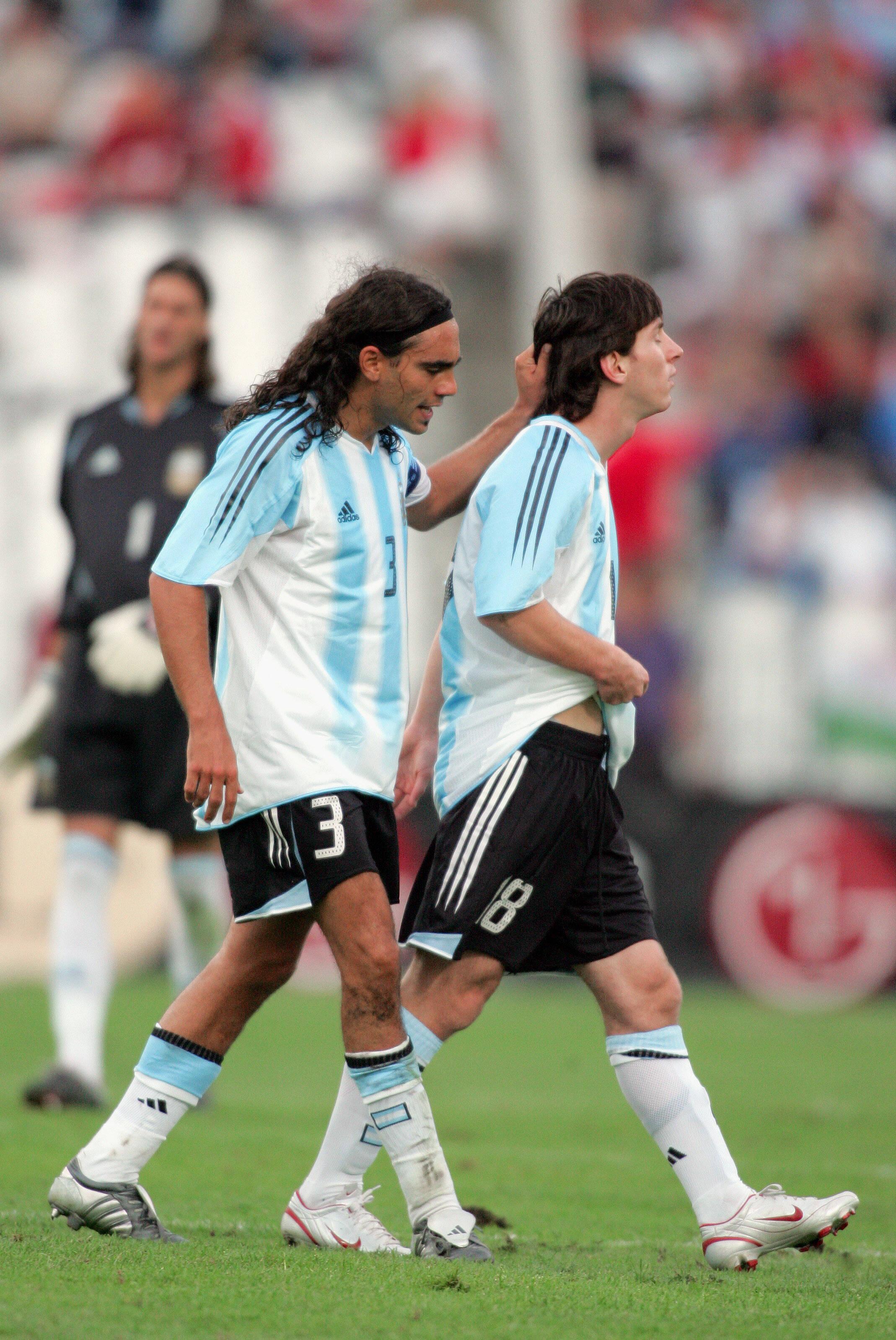 Messi não teve uma estreia feliz pela Argentina. Esteve poucos segundos em campo no particular contra a Hungria, a 17 de agosto de 2005, depois de ter sido expulso