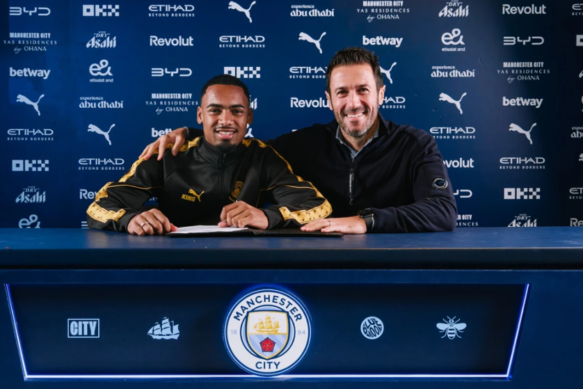 Allan com Hugo Viana, diretor desportivo do Man. City - Foto: Man. City