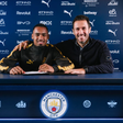 Allan com Hugo Viana, diretor desportivo do Man. City - Foto: Man. City