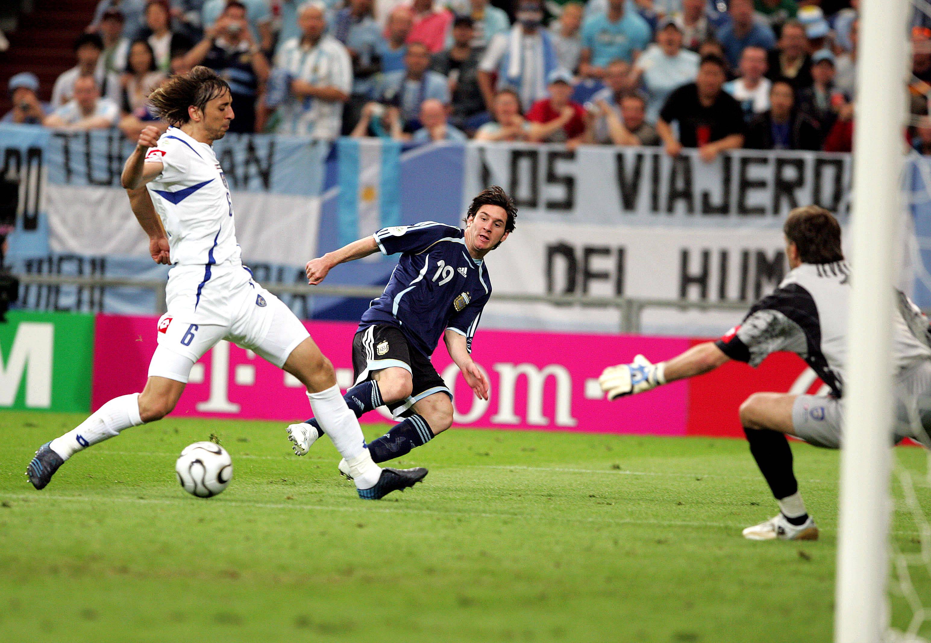 Messi estreou-se em Mundiais a 16 de junho de 2006 na goleada diante da Sérvia e Montenegro, por 6-0. Entrou e marcou