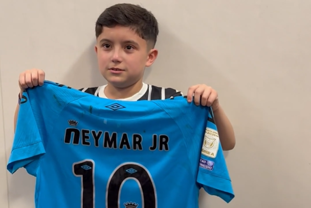 Jovem adepto do Corinthians ficou com a camisola de Neymar
