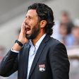 «Uma tragédia para o desporto»: Treinador do Lyon fala pela primeira vez depois de ataque