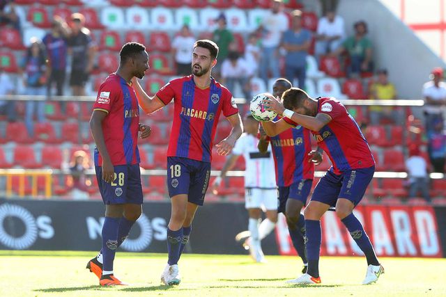 Chaves: Pedro Pinho corre para o Benfica