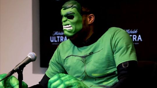 Vídeo: Antetokounmpo foi ao jogo disfarçado de Hulk e explicou porquê