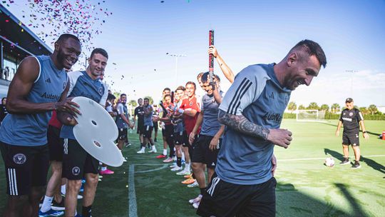 Laporta fala de possível empréstimo de Messi para jogo de homenagem