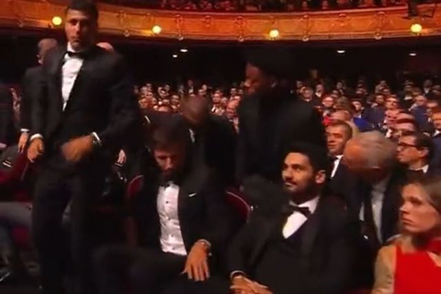 Vídeo: grande gesto de Rúben Dias para Gundogan na Bola de Ouro