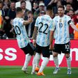 Lautaro Martínez, ao centro, junto a Messi em ação pela Argentina (IMAGO)
