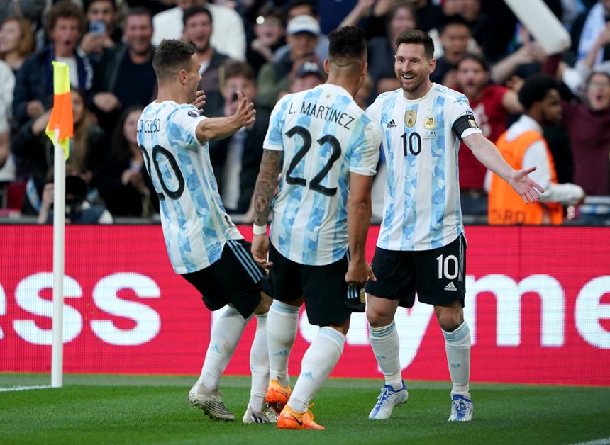 Lautaro Martínez, ao centro, junto a Messi em ação pela Argentina (IMAGO)