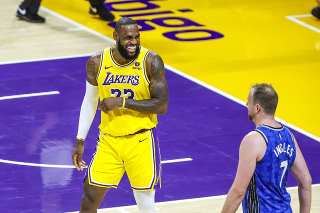 Vídeo: A bola ficou presa? LeBron resolve