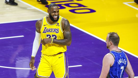 Vídeo: A bola ficou presa? LeBron resolve