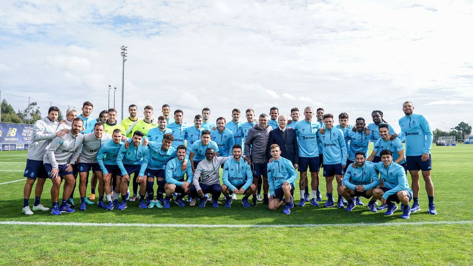 FC Porto: Plantel dos dragões aplaudiu marca histórica alcançada por Pinto da Costa