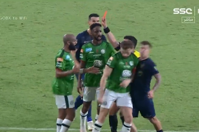 Henderson, a parede: Otávio foi duas vezes ao chão em três empurrões (vídeo)