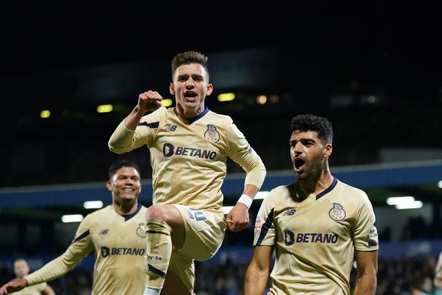 Pé esquerdo maravilha de Francisco Conceição a explodir