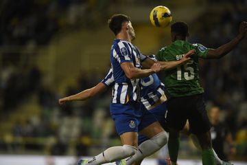 Autogolo de Buta dá vantagem ao FC Porto (vídeo)