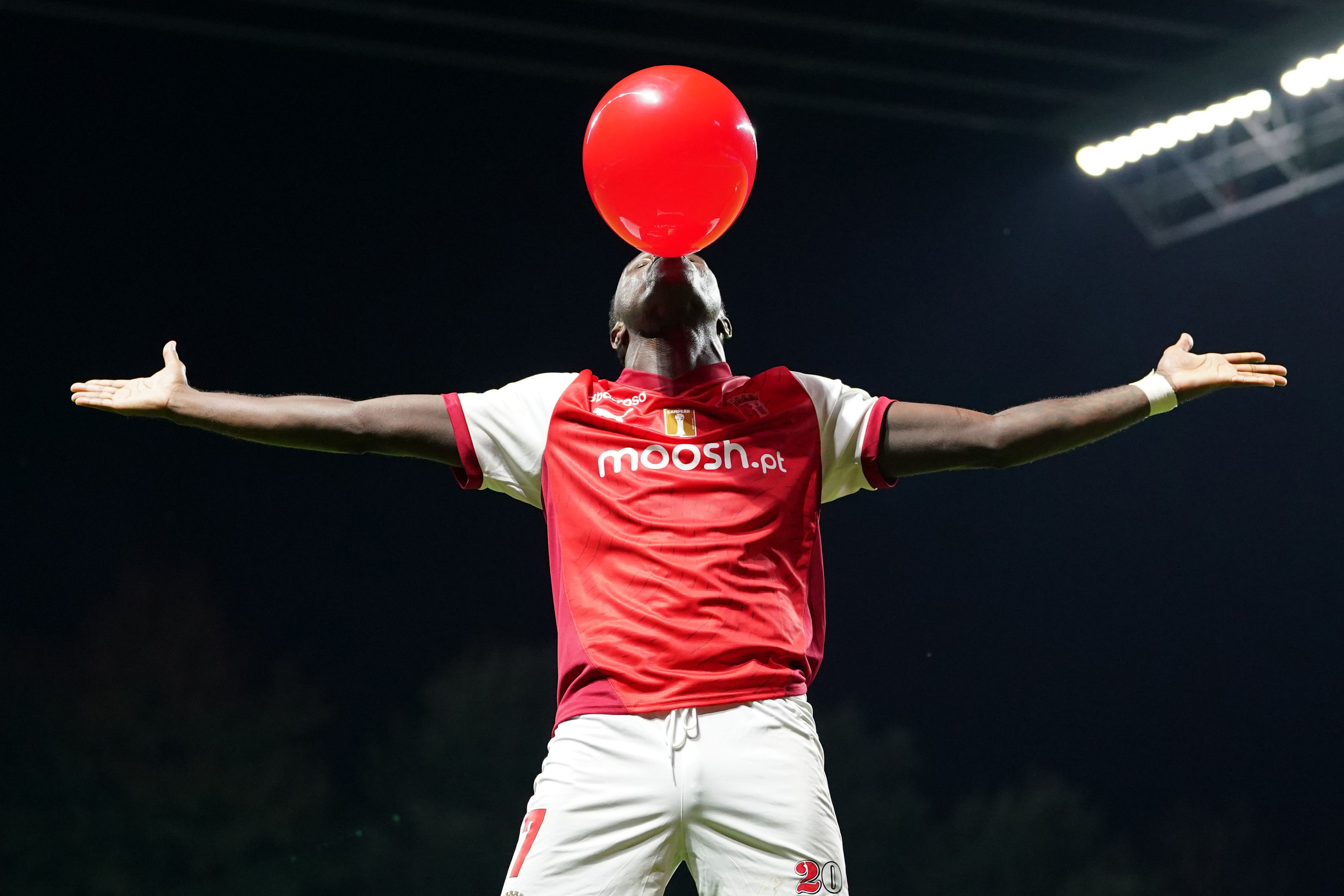 VÍDEO: o penálti polémico (com expulsão e repetição) que decidiu SC Braga-V. Guimarães