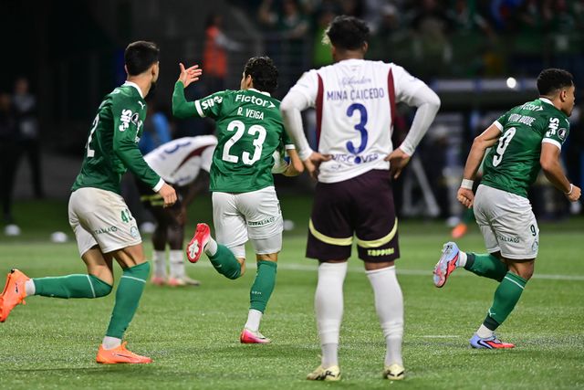 Raphael Veiga marca o terceiro golo para o Palmeiras diante da LDU Quito