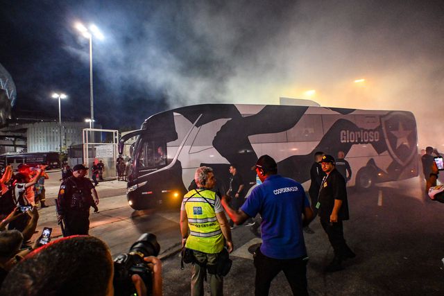 Um autocarro do Botafogo esteve no meio de um tiroteio