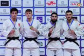 O bronze Mate Beruashvili (Geo), o campeão Ioan Dzitav (Rom) e os bronzes Sos Hacatrjan (Ser) e Otari Kvantidze (Por)       Fotografia Kostadin Andonov/EJU