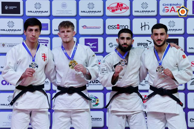 O bronze Mate Beruashvili (Geo), o campeão Ioan Dzitav (Rom) e os bronzes Sos Hacatrjan (Ser) e Otari Kvantidze (Por)       Fotografia Kostadin Andonov/EJU
